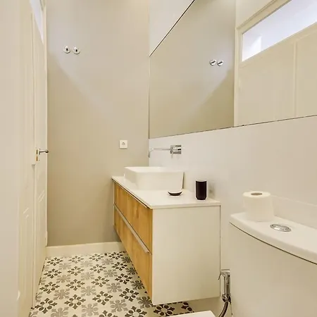 Apartment Beautiful 2bed2bath W Patio In The Heart Of Lisbon